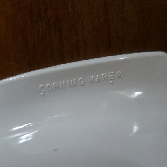 Vintage CorningWare Classic White Casserole Dish with Glass Lid - Picture 5 of 7